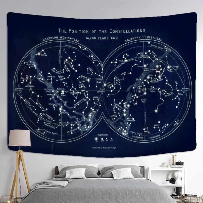 Carte du Ciel Murale avec Deux Hémisphères sur un mur au-dessus d'un lit gris avec une lampe à gauche
