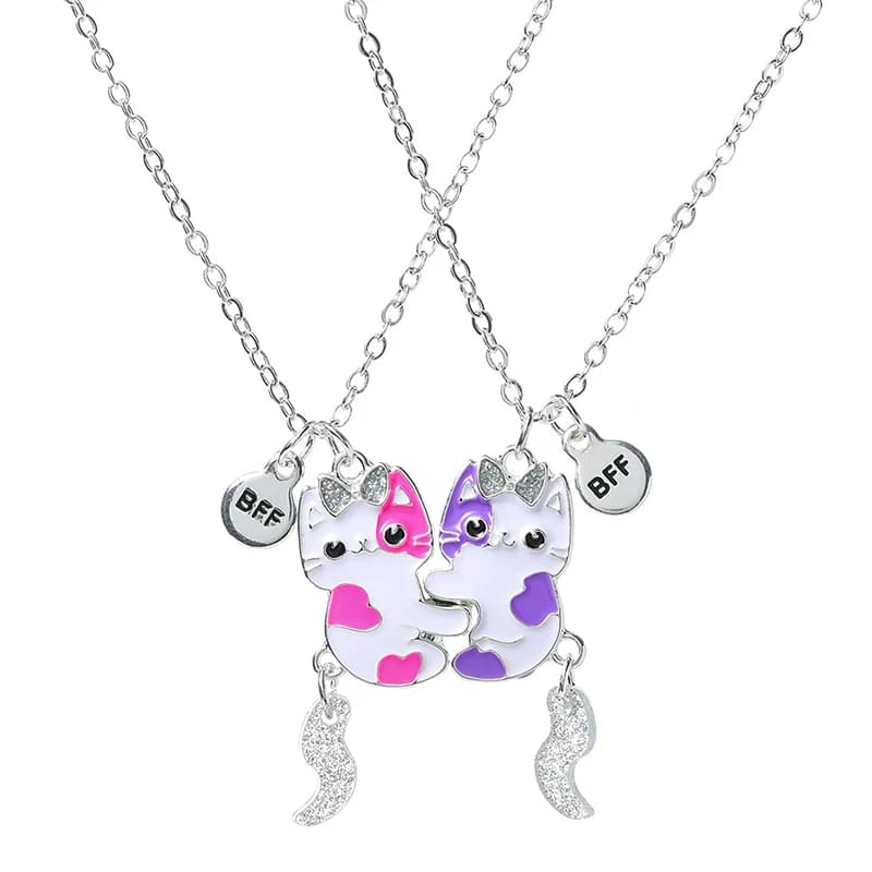 Collier d'Amitié avec Chats et Strass sur fond blanc