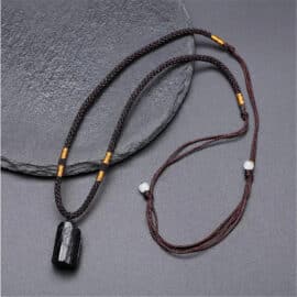 Collier Tourmaline Ajustable avec Pierre Brute sur fond gris
