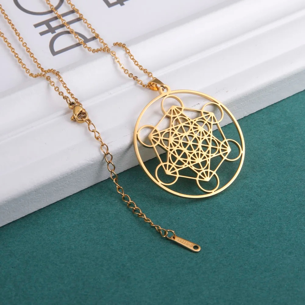 Cube de Metatron Pendentif Doré et Rond avec Chaine sur fond vert et blanc