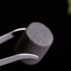 Lot de 28 Charbons Encens Ronds tenu par une pince sur fond noir