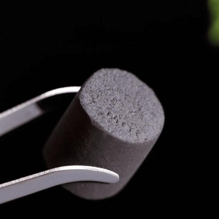 Lot de 28 Charbons Encens Ronds tenu par une pince sur fond noir