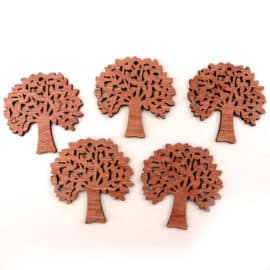 Lot de Cinq Arbres de Vie en Bois Faits à la Main sur fond blanc