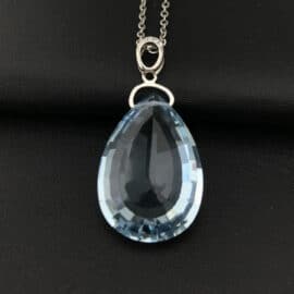 Pendentif Aigue Marine en Forme de Goutte d'Eau avec Chaine sur fond noir