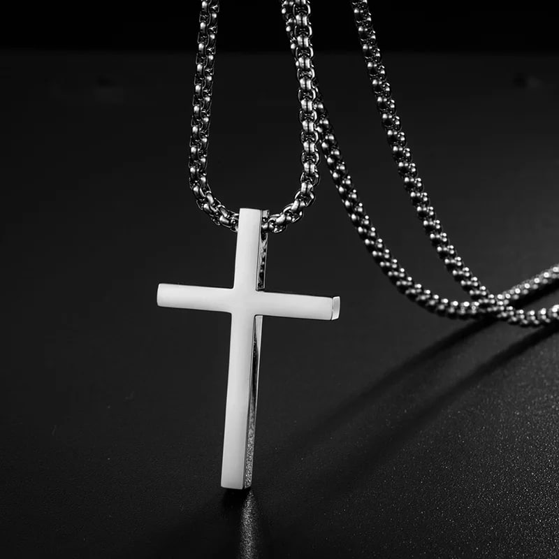 Pendentif Croix avec Chaine en Acier Inoxydable sur fond noir