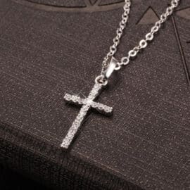 Pendentif Croix avec Strass et Chaine sur fond gris