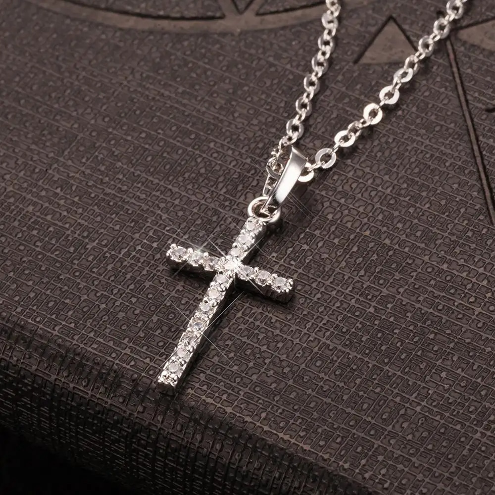 Pendentif Croix avec Strass et Chaine sur fond gris