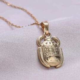 Pendentif Egyptien en Forme de Scarabée en Acier Inoxydable sur fond gris