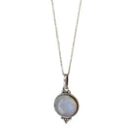Pendentif Pierre de Lune de Style Rétro avec Chaine sur fond blanc