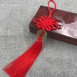 Porte Bonheur Chinois Rouge et Traditionnel avec Pompon