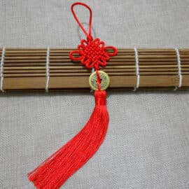 Porte Bonheur Chinois Rouge et Traditionnel avec Pompon
