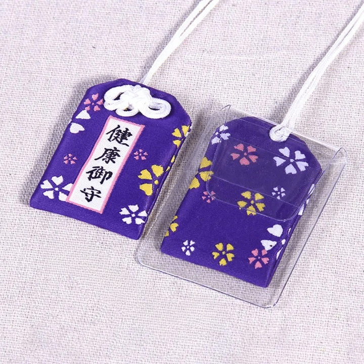 Porte Bonheur Chinois de Style Amulette en Tissu sur fond gris