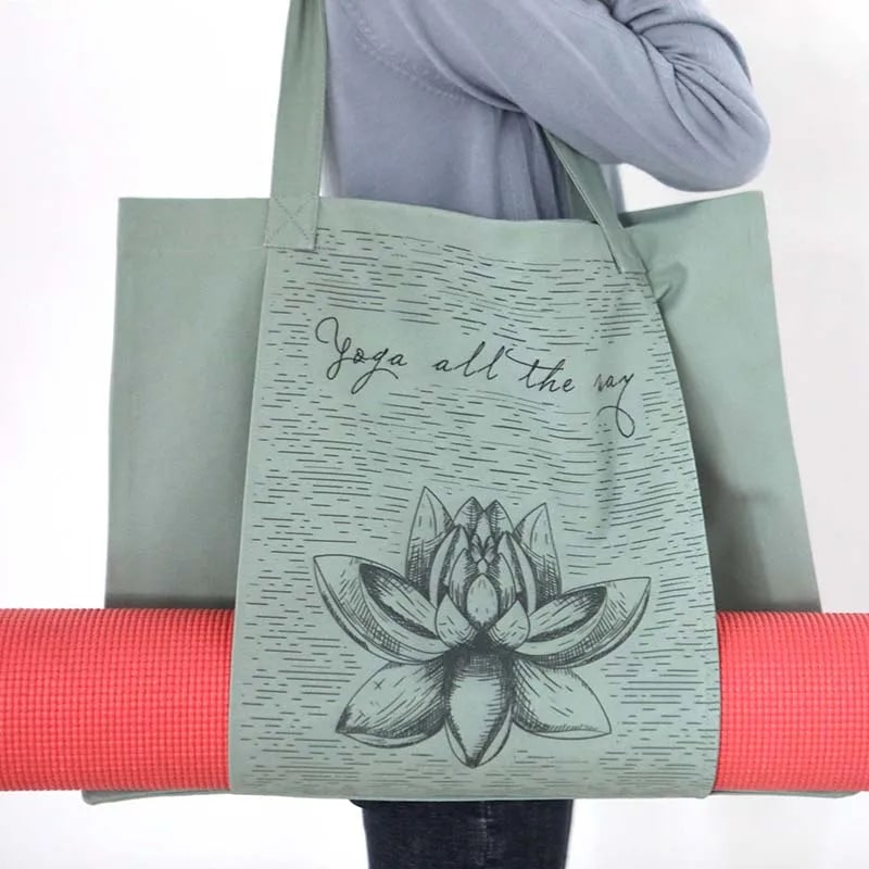 Sac Yoga avec Imprimé de Lotus en Toile sur une femme avec un tapis de yoga dans le sac