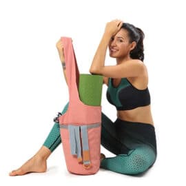 Sac Yoga Portable en Toile avec Bandoulière sur fond blanc avec une femme