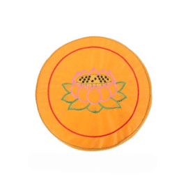 Zafu Jaune avec Motif de Lotus sur fond blanc