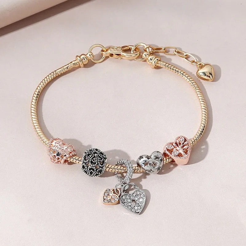 Bracelet de Vie en Métal avec Cœurs sur fond beige