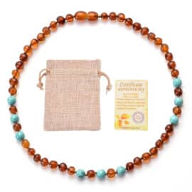 Collier Ambre avec Perles de Turquoise sur fond blanc