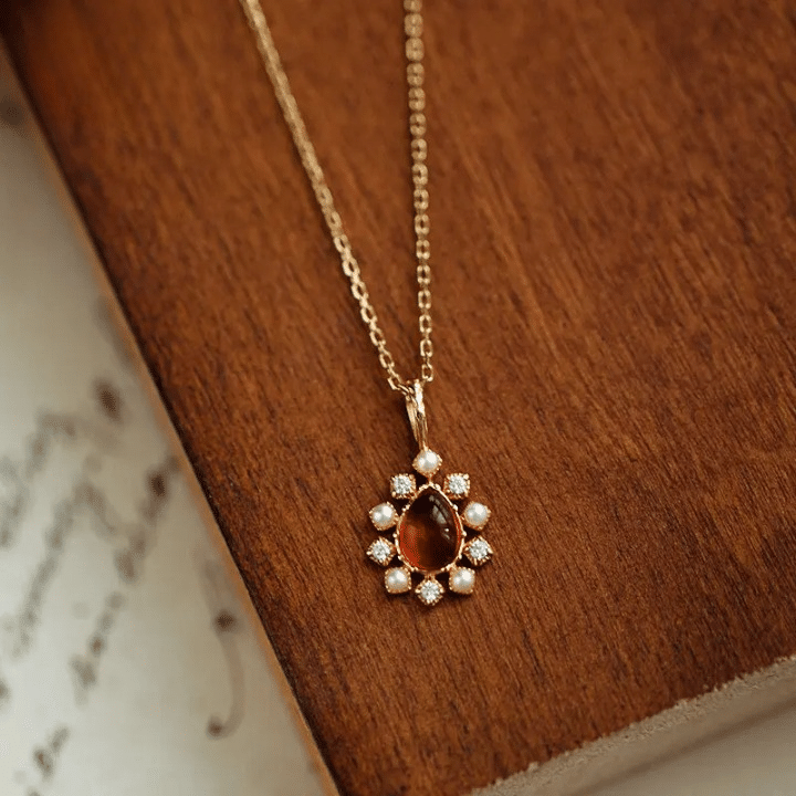 Collier Ambre Raffiné en Argent Sterling sur fond marron