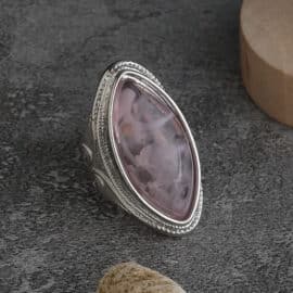 Bague Quartz Rose de Style Vintage sur fond gris