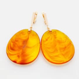 Boucles d'Oreilles Ambre Plates et Luxueuses sur fond gris