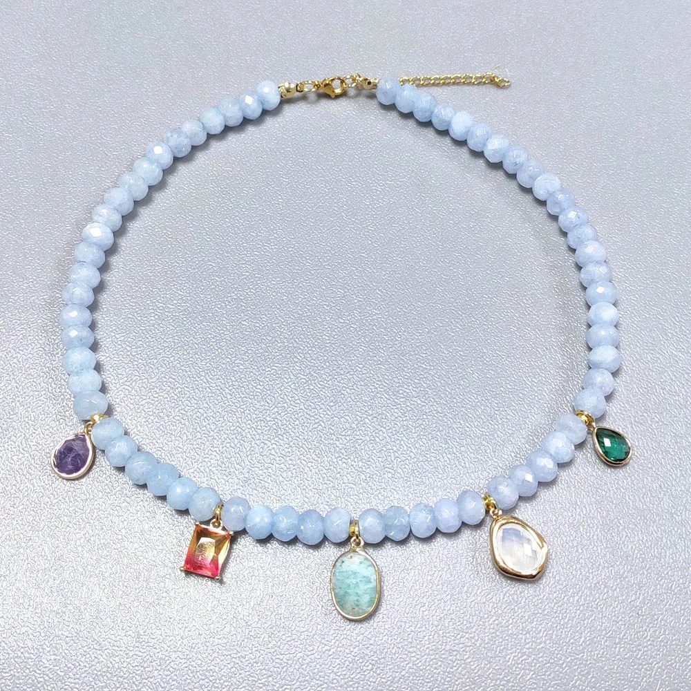 Collier Aigue Marine avec Pendentifs de Pierres Naturelles sur fond gris