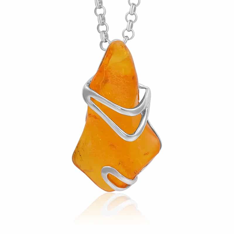 Pendentif Ambre au Design Raffiné sur fond blanc