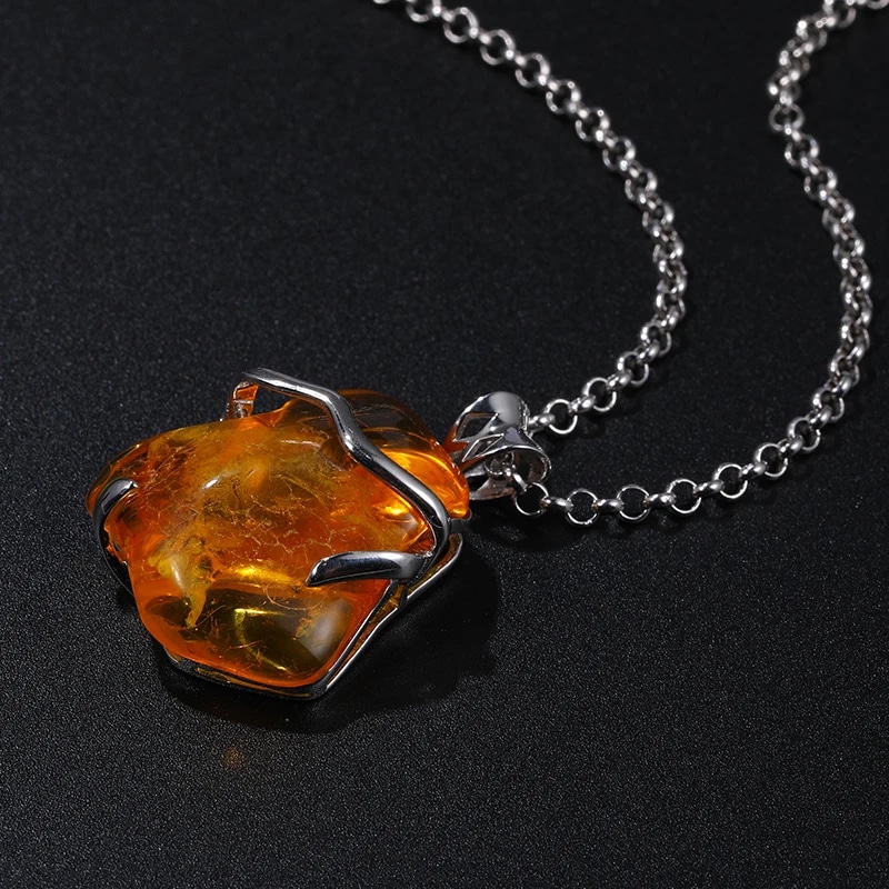 Pendentif Ambre avec Pierre Irrégulière sur fond noir