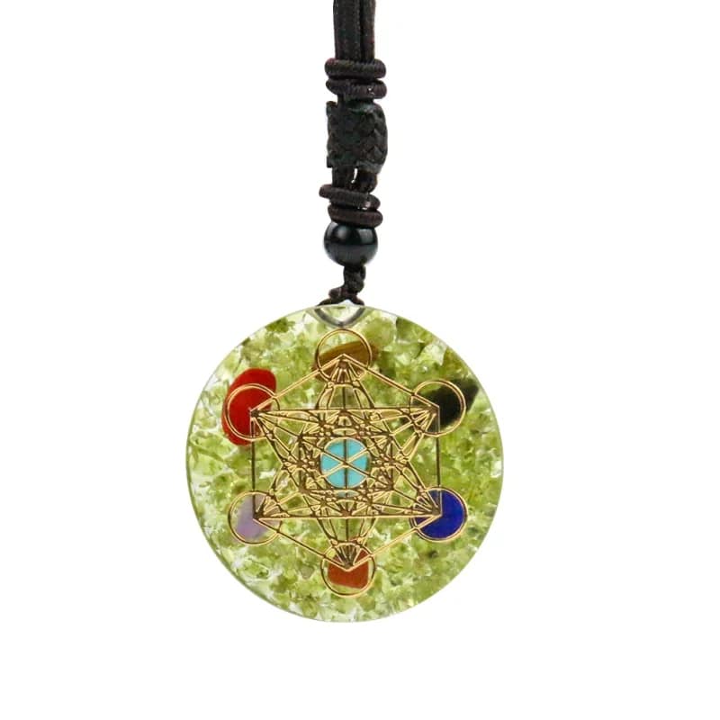 Pendentif Metatron en Olivine sur fond blanc
